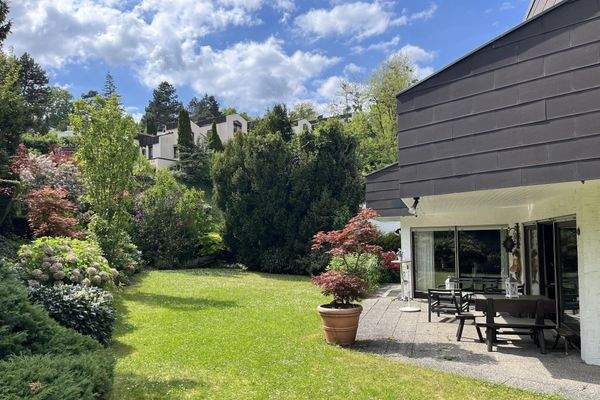 Terrasse mit eingewachsenem Hang