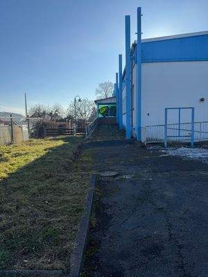 Zugang Gewerbe I (hinter dem Gebäude)