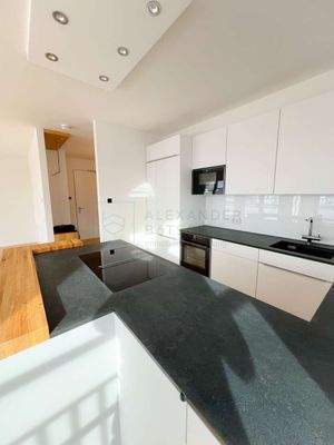 Offene Küche mit Blick auf den Eingangsbereich