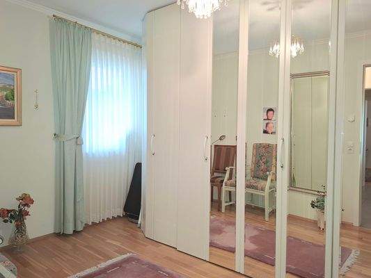 Schlafzimmer (derzeit Ankleide)