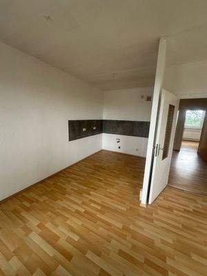 Leerer Raum mit Holzfußboden