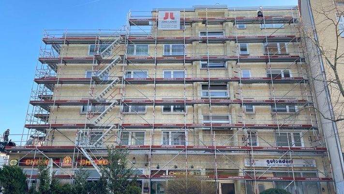 Die Fassade präsentiert sich mit frischem neuem Anstrich