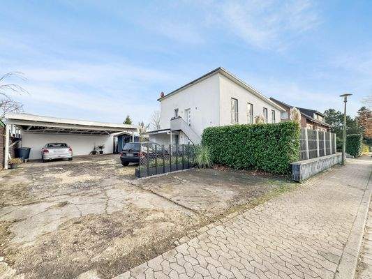 Einfahrt mit Carport und weiteren Stellplätzen