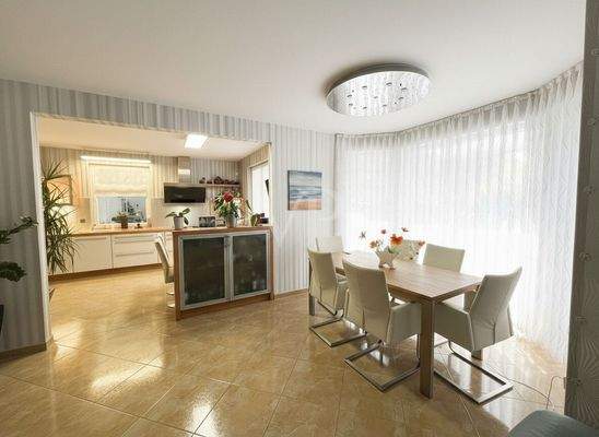 Essbereich mit Blick in die Küche