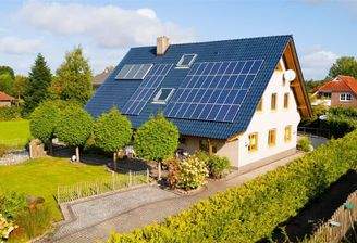 Außenansicht mit Auffahrt 