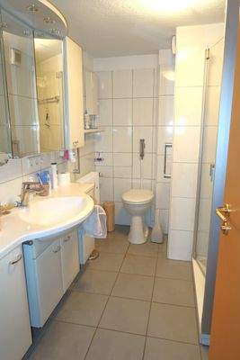 Bad mit Dusche und WC 1. OG 