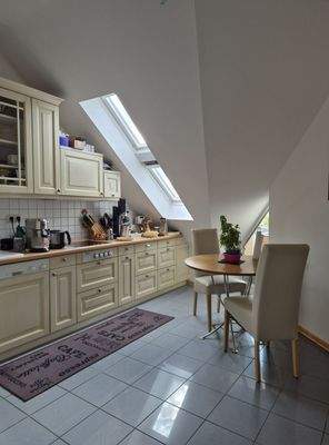 Küche mit kleinem Essbereich