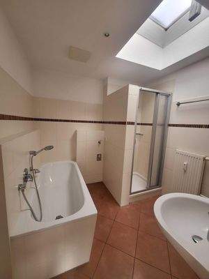 Bad mit Wanne und Dusche