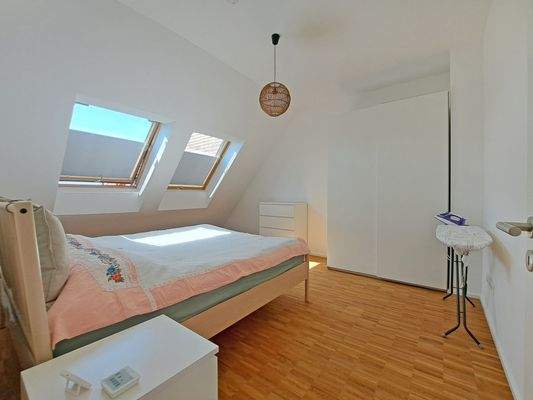 Heller Schlafraum im DG