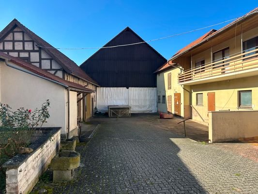 Großer Hofbereich und Nebengebäude