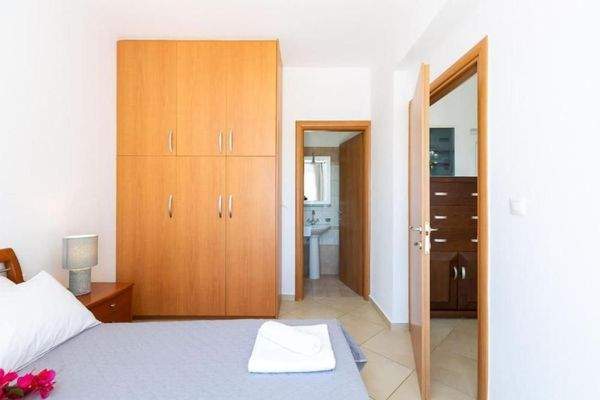 Kreta, Kournas: Spektakuläre Villa mit Tennisplatz nahe des Kournas-Sees zu verkaufen