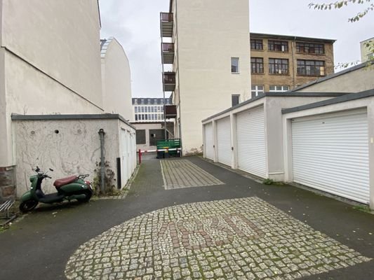 Garagenanlage links im Bild