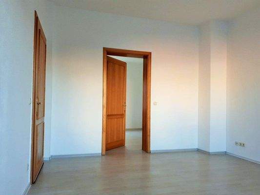 Wohnzimmer II_vor der Erneuerung des Fußboden (FB)