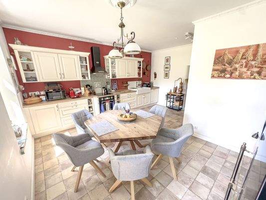 Die große Küche im Landhausstil mit Esstisch