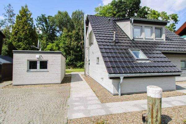 Stellplatz und Nebengebäude