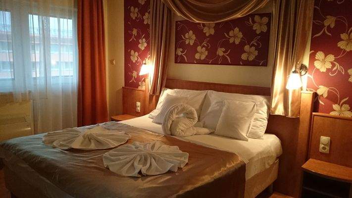 Superior szobaBurgundi.JPG