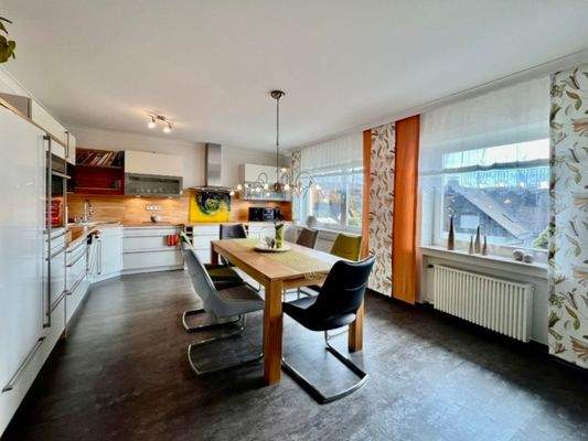 EG: großzügige, moderne Küche