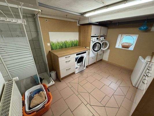 Keller HWR mit Dusche.jpeg