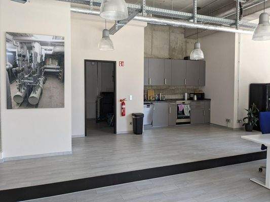 Küchenzeile und Eingang Lager.jpeg