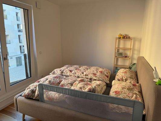 Schlafzimmer mit Doppelbett