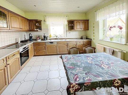 ...sowie die Küche mit hellem Sitzplatz