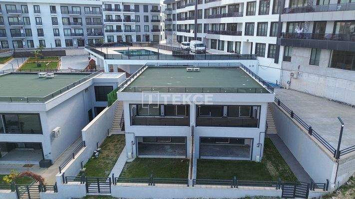 Sea-View Semi-Detached Villas in a Complex with Pool in Yalova