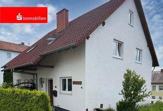 KI-generiert: Eingangsbereich mit Stellplatz