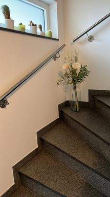 Treppenhaus mit massiver Treppe und Granitbelag.jp