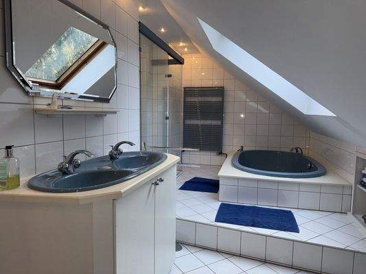 Bad mit Whirlpool-Wanne und Sauna