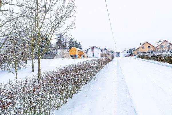 Blick in den Garten mit Wohnhaus