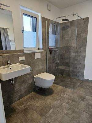 Badezimmer mit RegenduscheAb