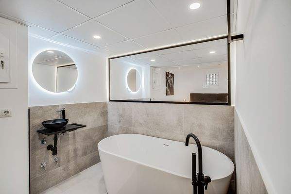 Suite bathroom in 2nd master bedroom in apartment in Magaluf