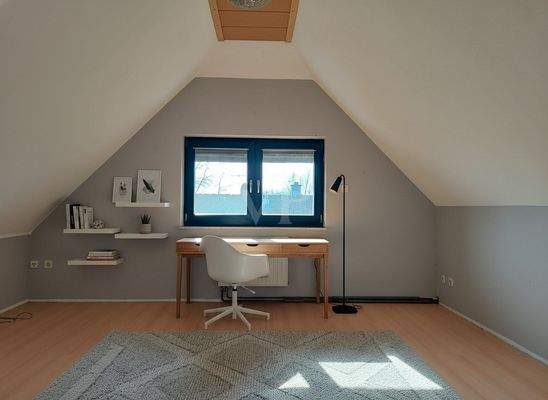 ausgebautes Zimmer im Spitzboden (mit KI eingerichtet)