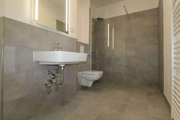 Bad mit ebenerdiger Dusche