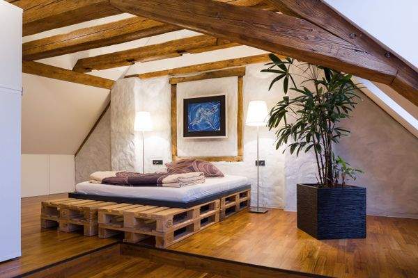 Bett unter Dachboden mit Dachschräge