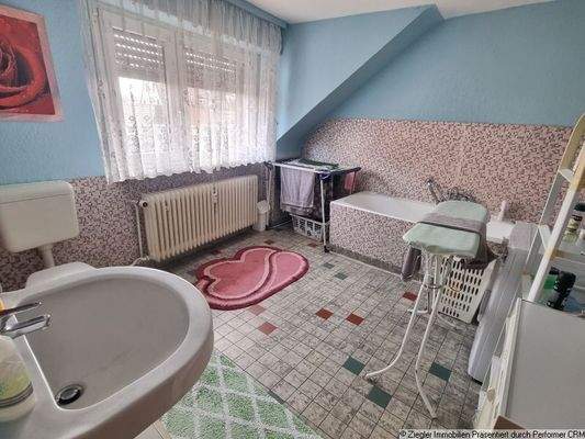 18 Vorderhaus DG Tageslichtbad