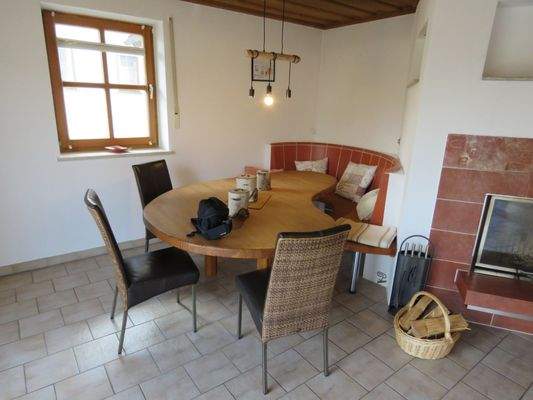 Essecke mit massiver, beheizter Sitzbank 