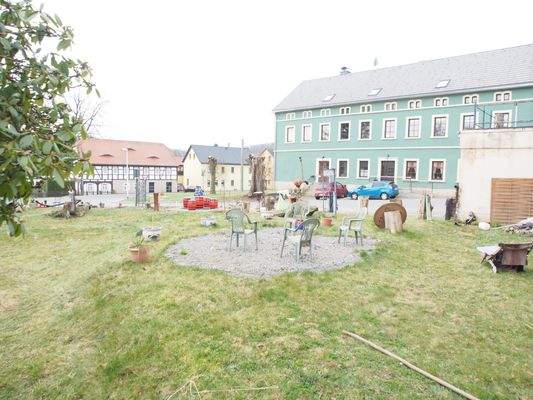 Garten m.Blick Nachbarbebauung.JPG