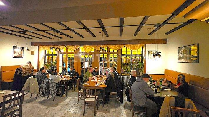 Vorderer Bereich der Pizzeria mit Platz für ca. 80 Personen