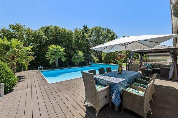 Terrasse mit beheiztem Pool