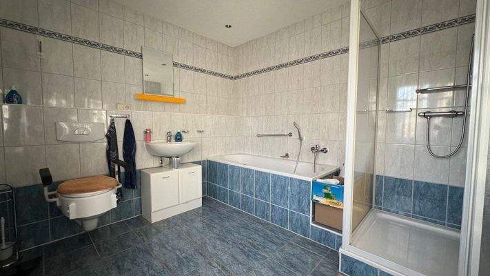 EG Bad mit Wanne und Dusche