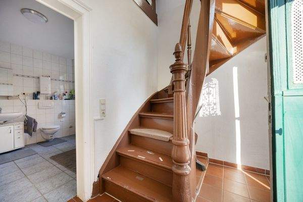 Eingang, Treppenaufgang Wohnung rechts