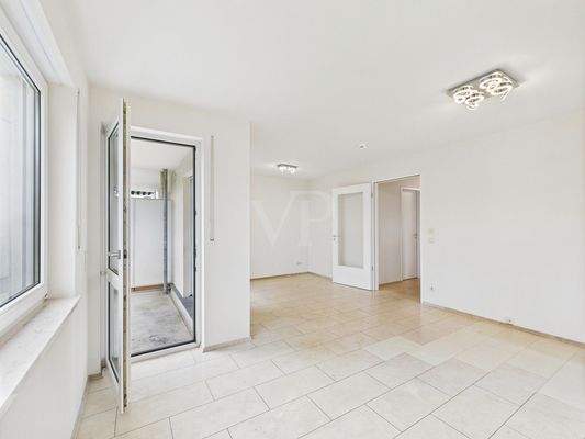 Wohn- und Essbereich mit Austritt auf den Balkon 