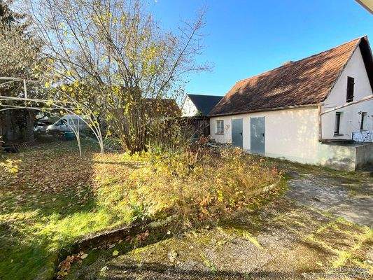 Garten mit massiven Schuppengebäude