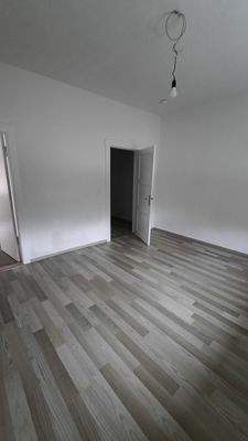 Leerer Raum mit Holzboden