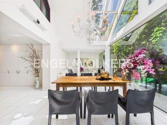 Essbereich im großzügigen Wintergarten