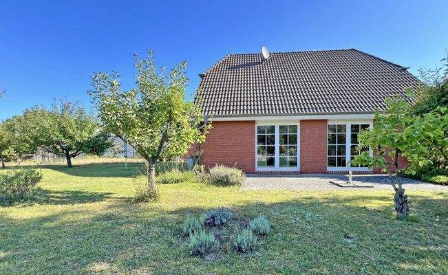 Ansicht Gartenseite mit Terrasse