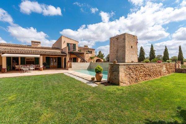 Schön angelegter Garten mit Pool