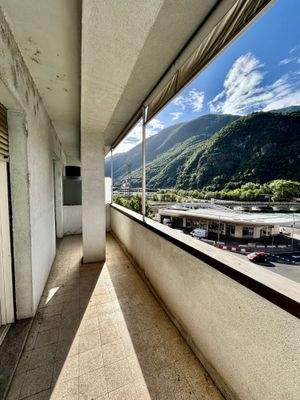 Bozen Zentrum, Nähe Universität, Investitionsobjekt, Studenten-WG geeignet, 4. Stock mit Aufzug, Große Wohnküche, Kleine Terrasse, 4 große Schlafzimmer, 2 Balkone, Großes Badezimmer, Abstellkammer, Keller inklusive, Gemeinschaftlicher Dachboden, Hohe Miet