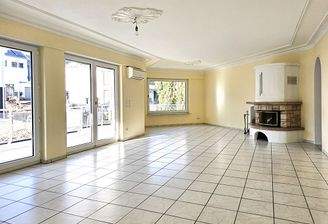 Wohn- und Essbereich mit Kamin